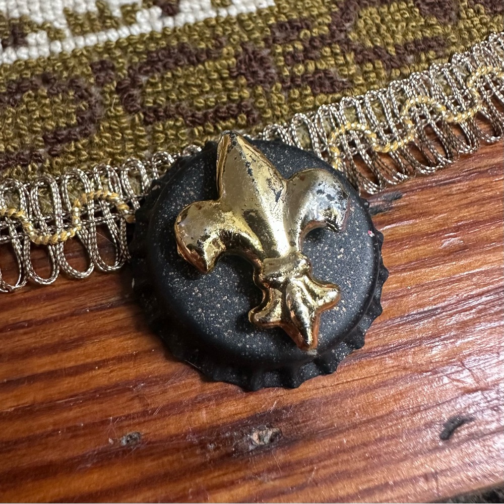 Handmade New Orleans Saints fleur de lis handmade bottle cap pinback